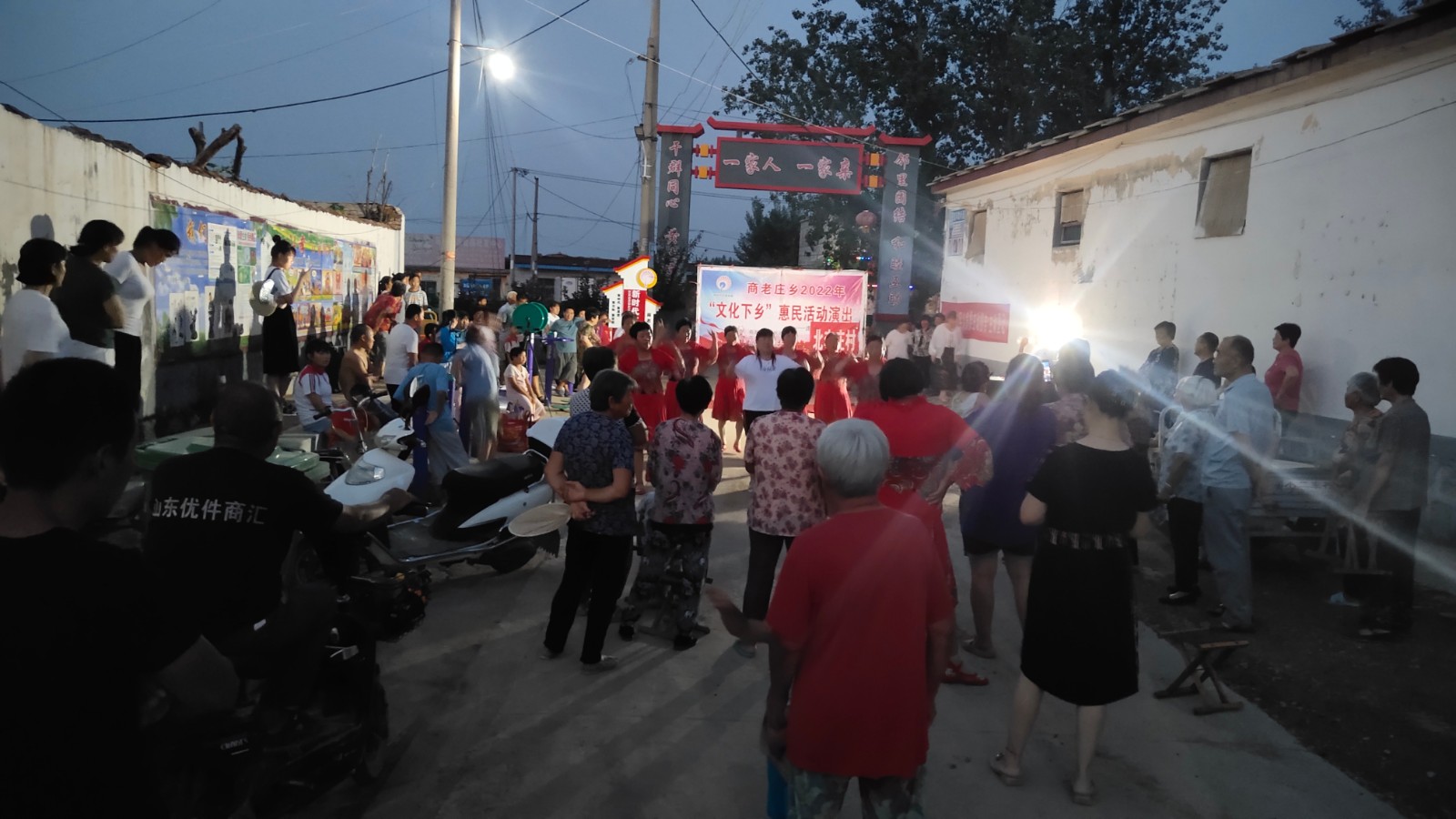 东平县商老庄乡：文化惠民暖人心 村民登台当主角