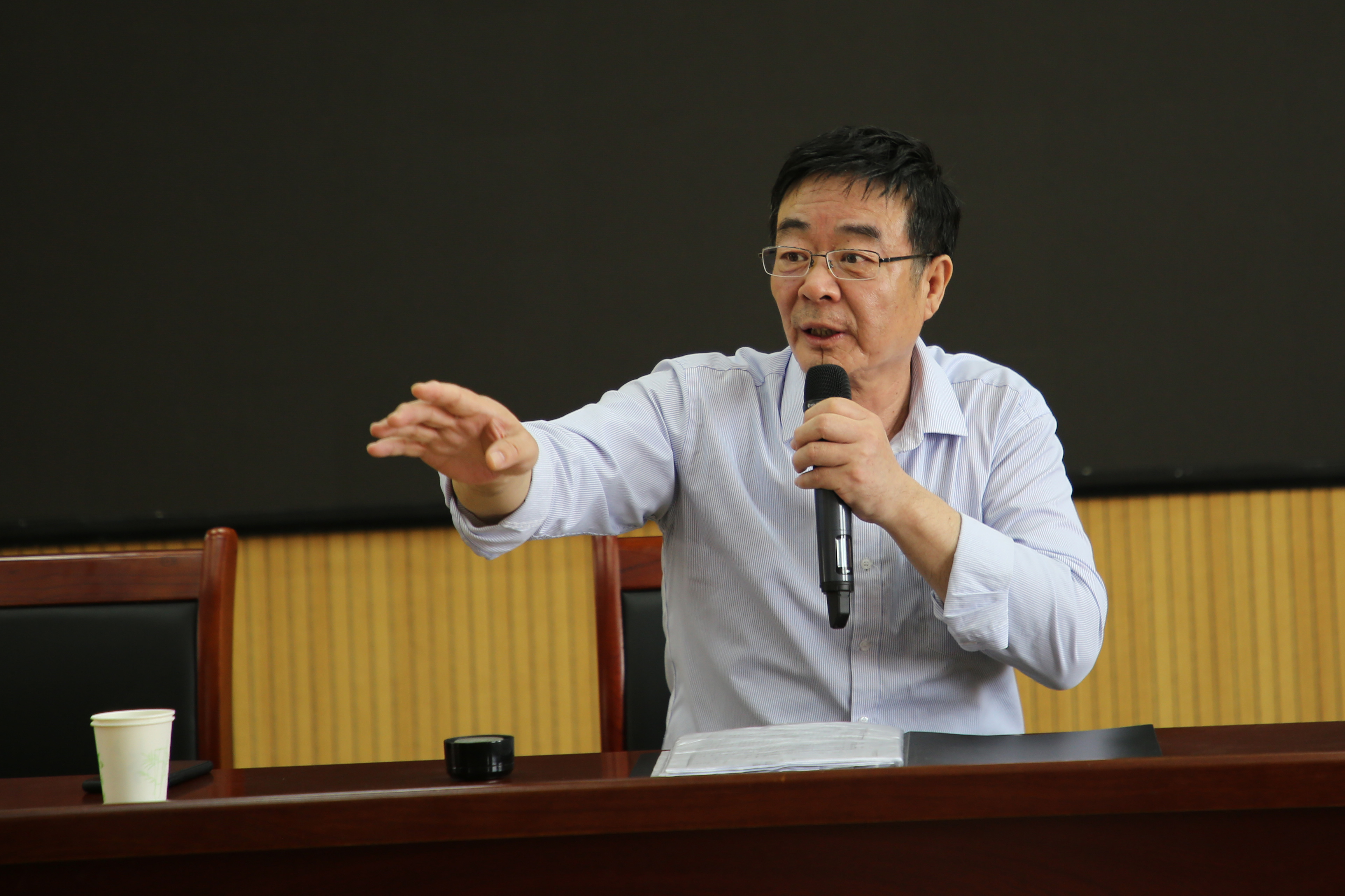 教学现场,张国庆教授从合唱发声,咬字吐字等专业的角度耐心细致地对