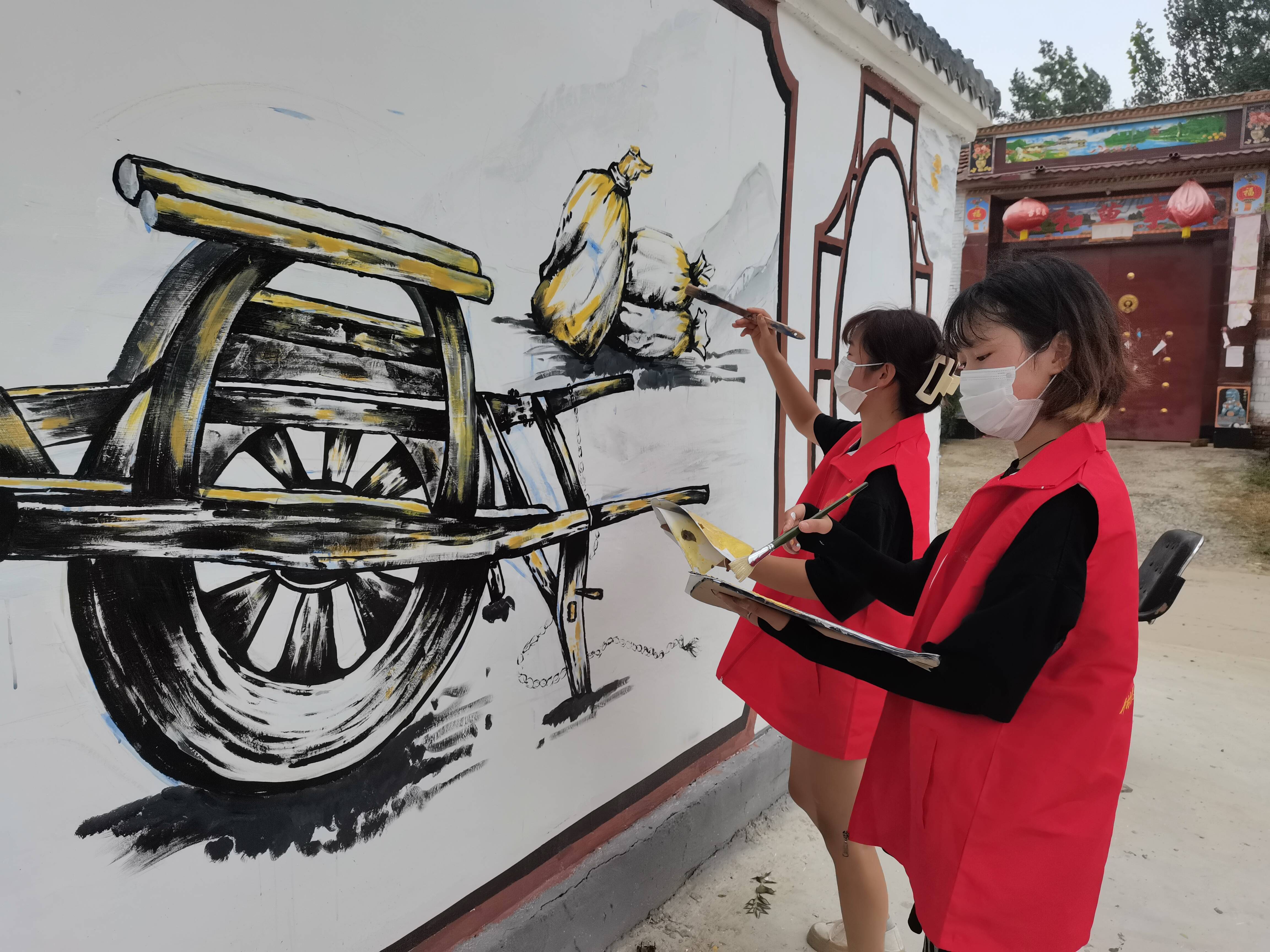 武城县志愿者手绘墙画扮靓美丽乡村