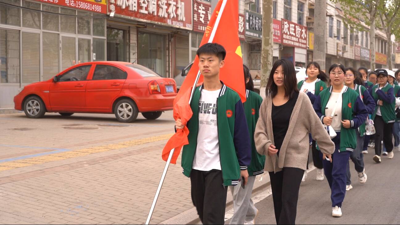 在经历三个小时的长途跋涉后,武城县第二中学与武城县迪尔中学全体