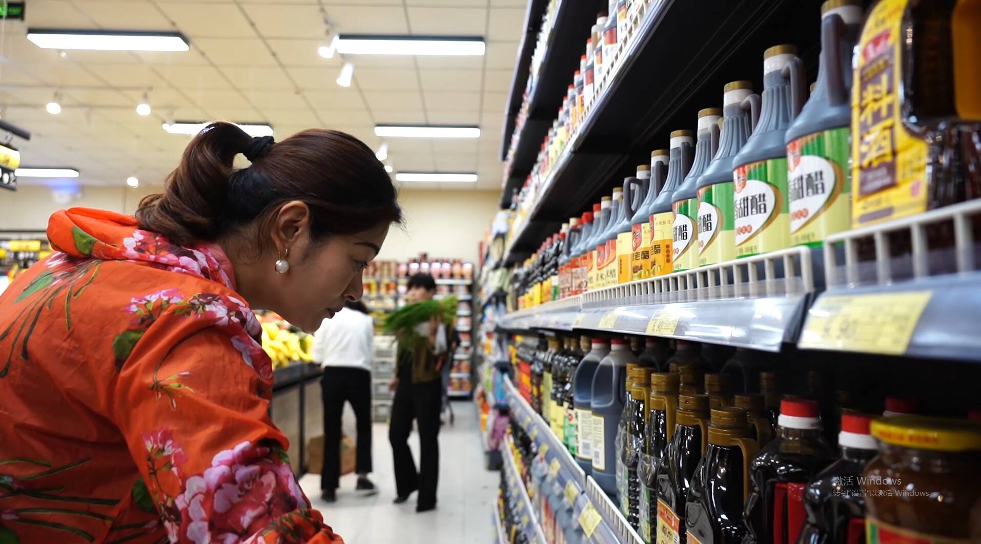 一大早,武城县郝王庄镇庞庄村村民郑辉,来到供销商储超市购买蔬菜.