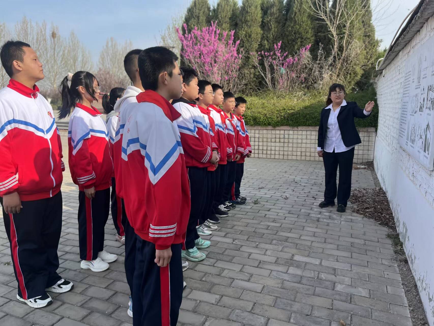 清明祭英烈共铸中华魂平原县龙门中学开展清明节烈士陵园祭扫活动