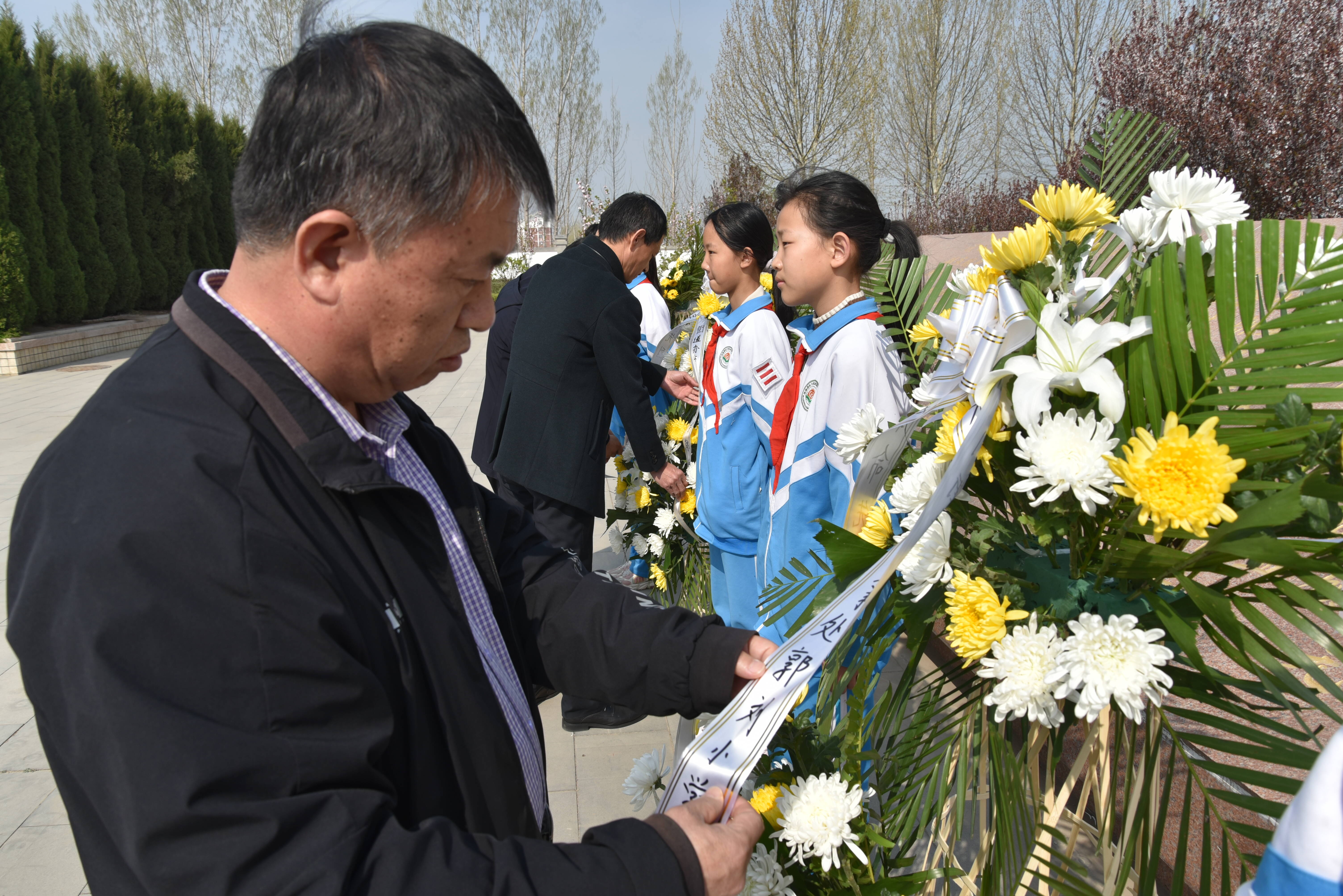 平原县龙门街道郭刘小学开展清明祭英烈共铸中华魂清明节祭扫活动