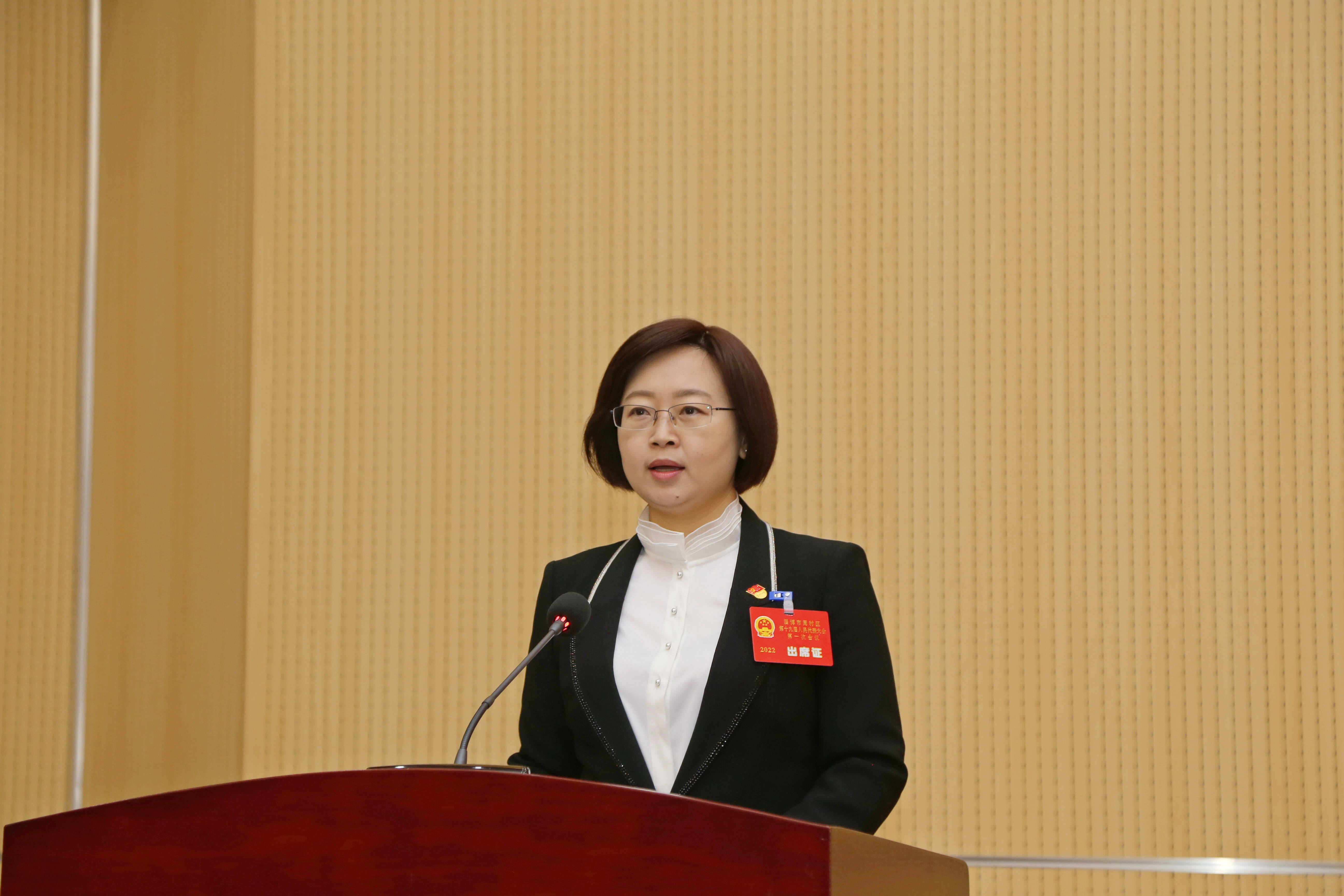 在与会代表的热烈掌声中,区委副书记,区政府代理区长李晓红代表区人民