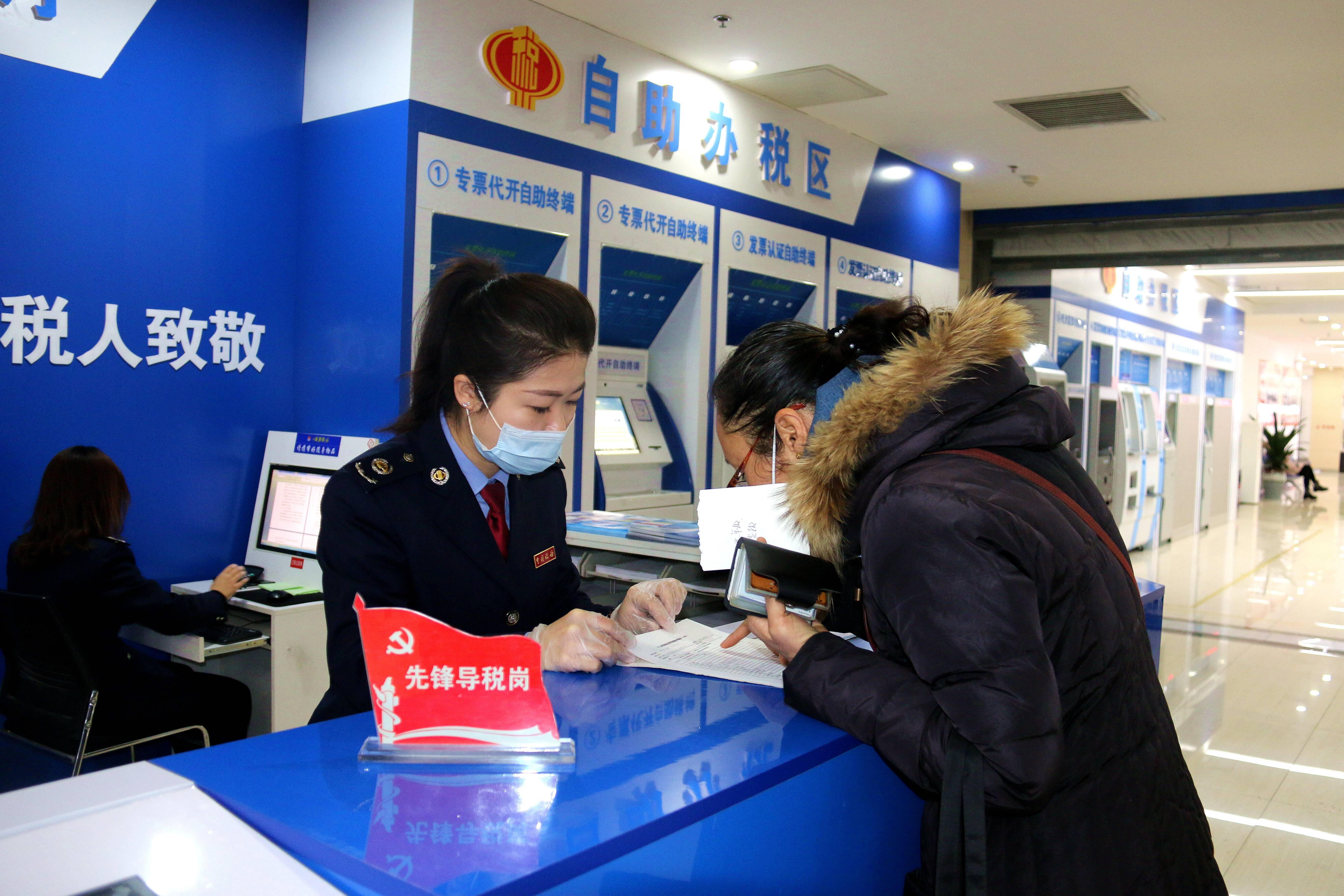 女士要办理股权转让业务,但是人在外地,因此委托王先生前往办税厅办理