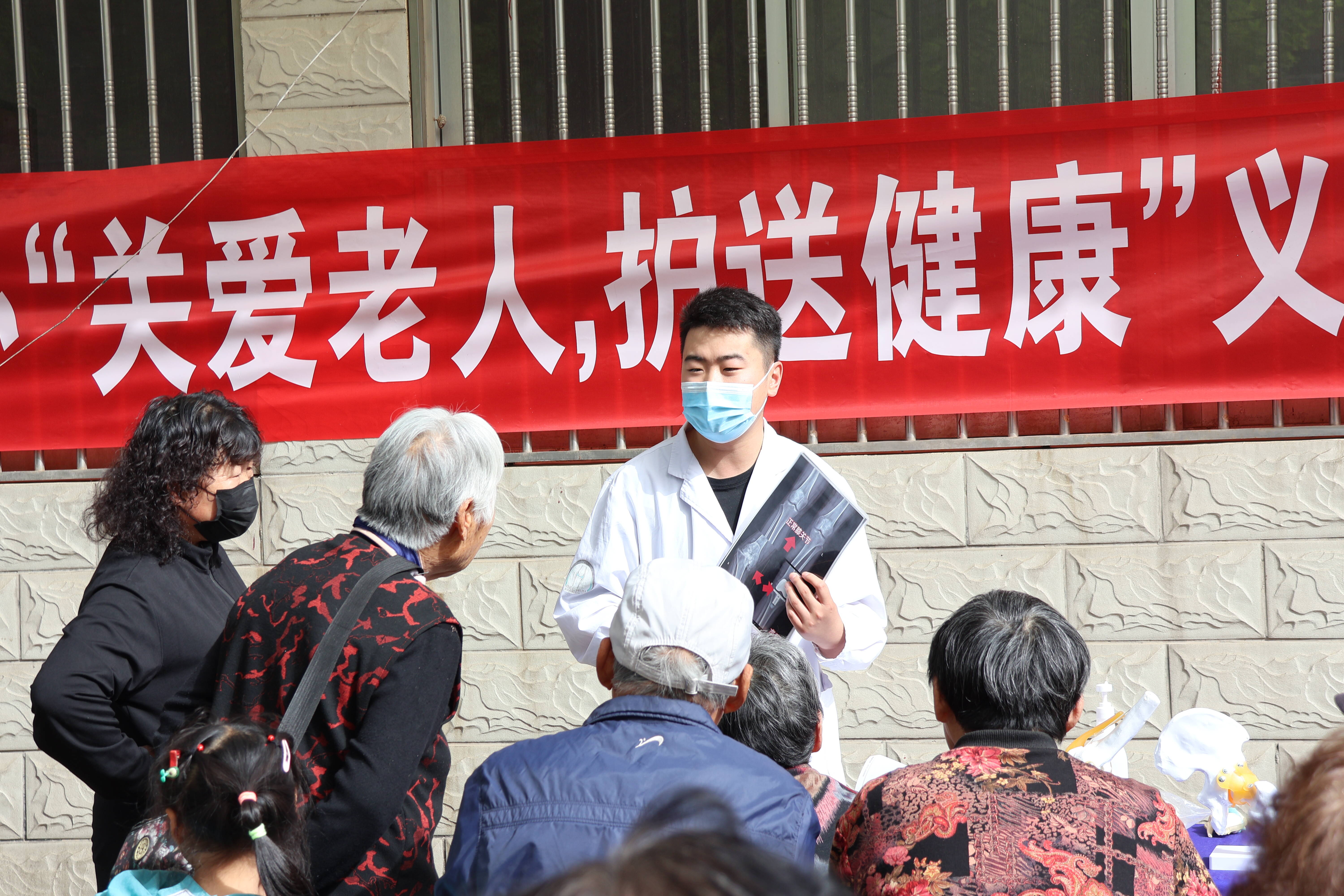 淄博市周村区大街街道大庄社区关爱老人护送健康