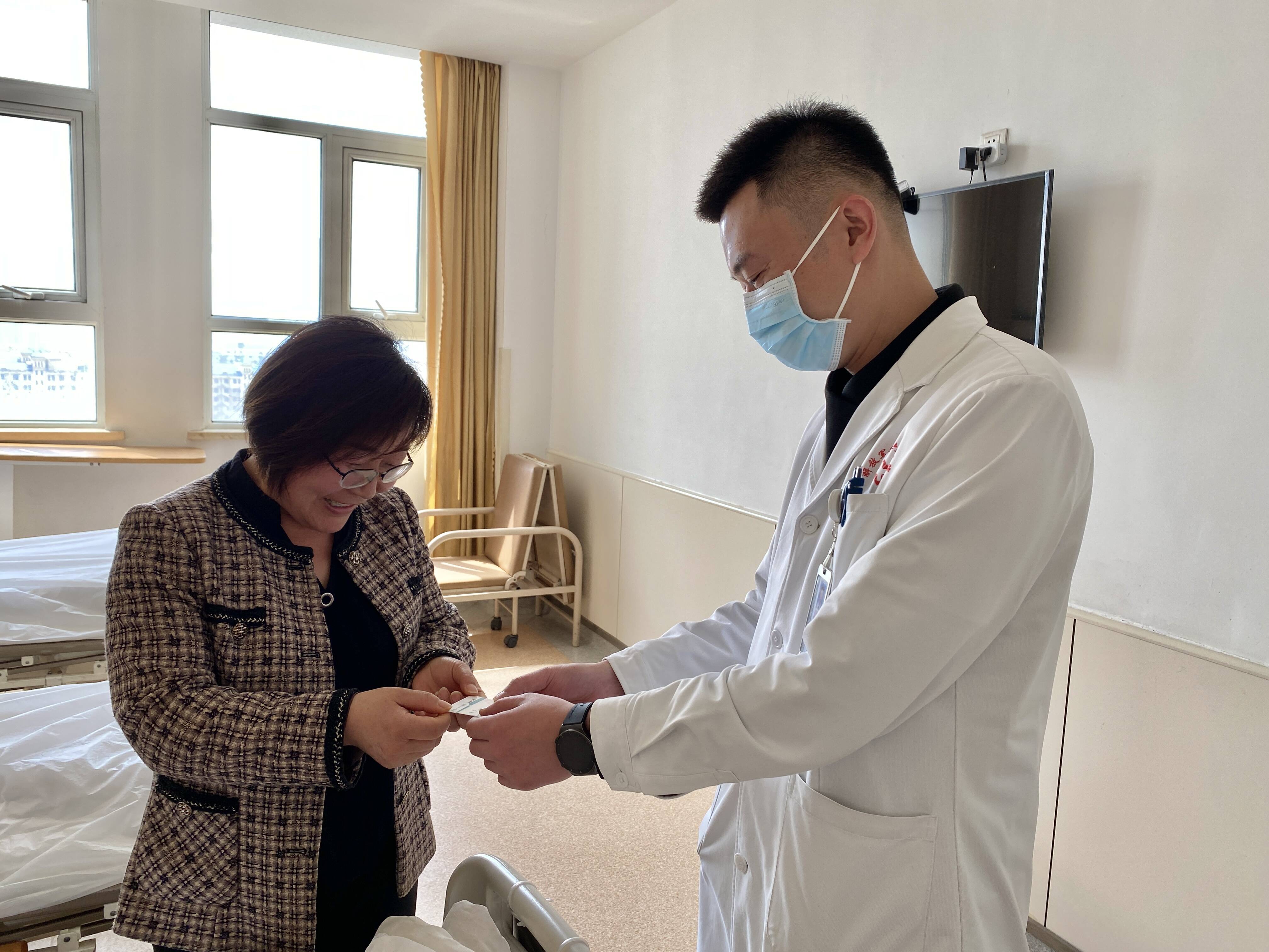 淄博周村暖心主管医生主动给患者递名片