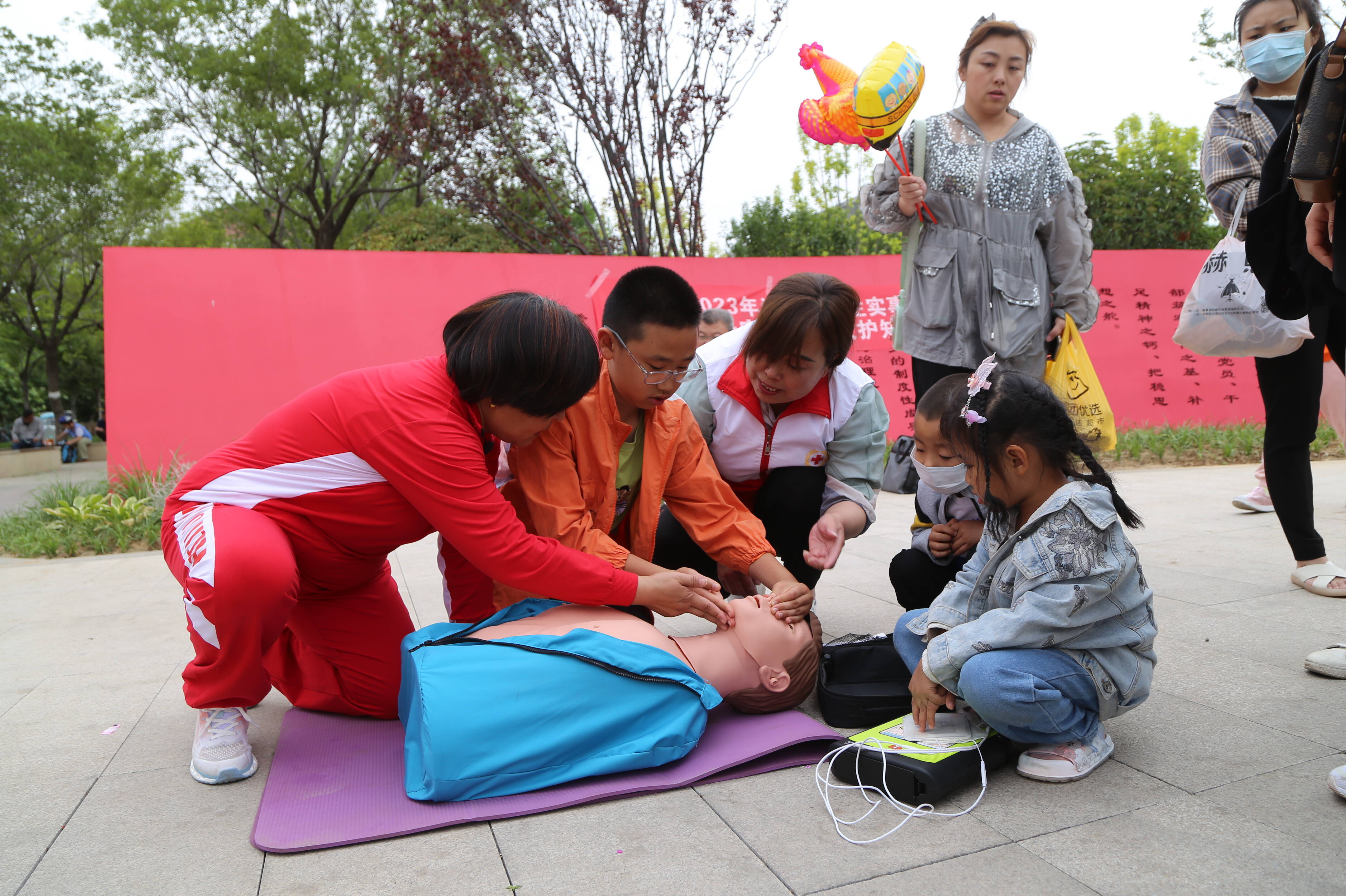 淄博市周村区红十字会组织开展应急救护知识普及活动