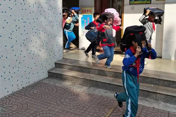 淄博市张店区柳泉小学开展防震疏散演练