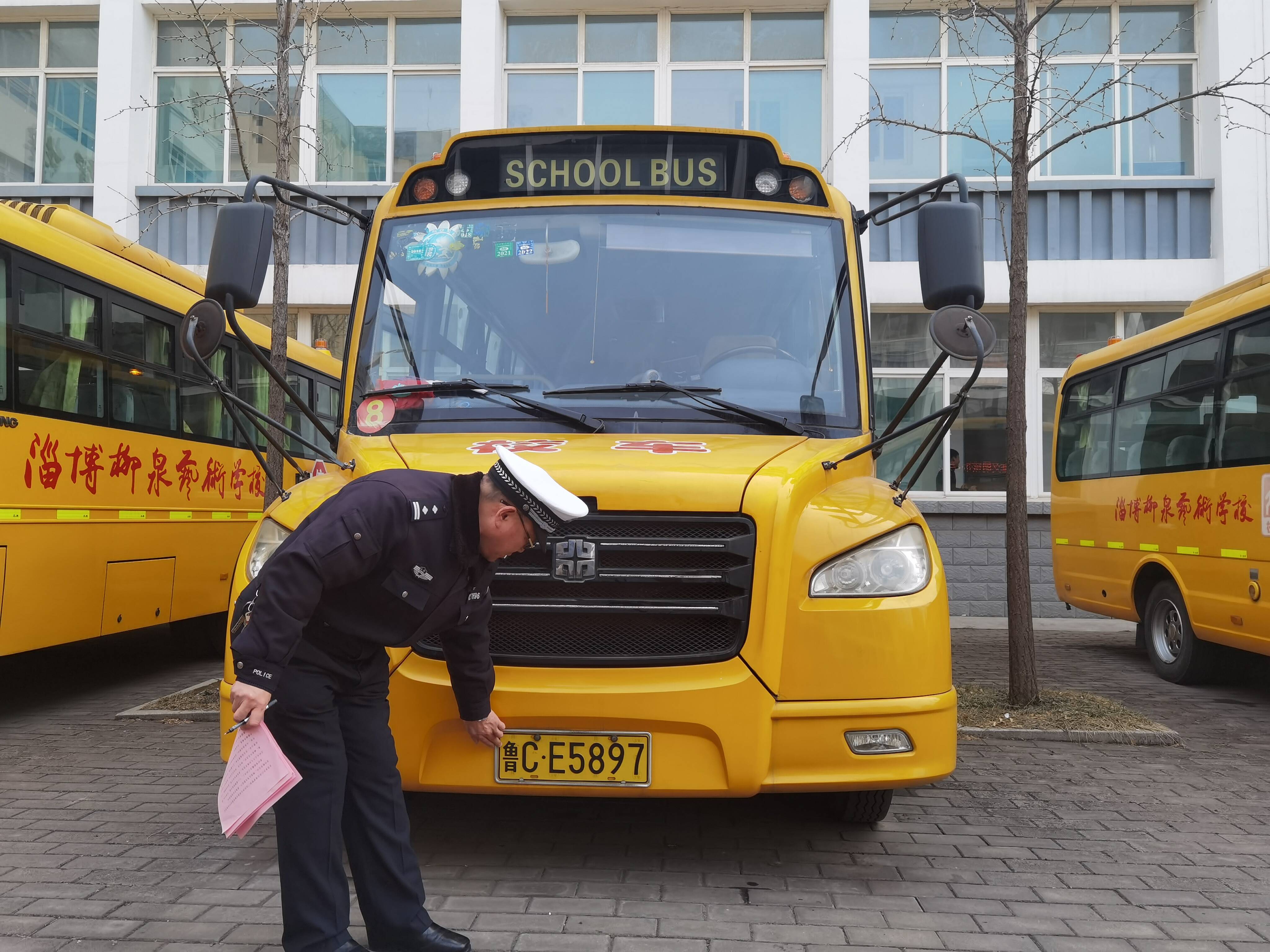 迎开学淄博张店交警开展校车安全大检查