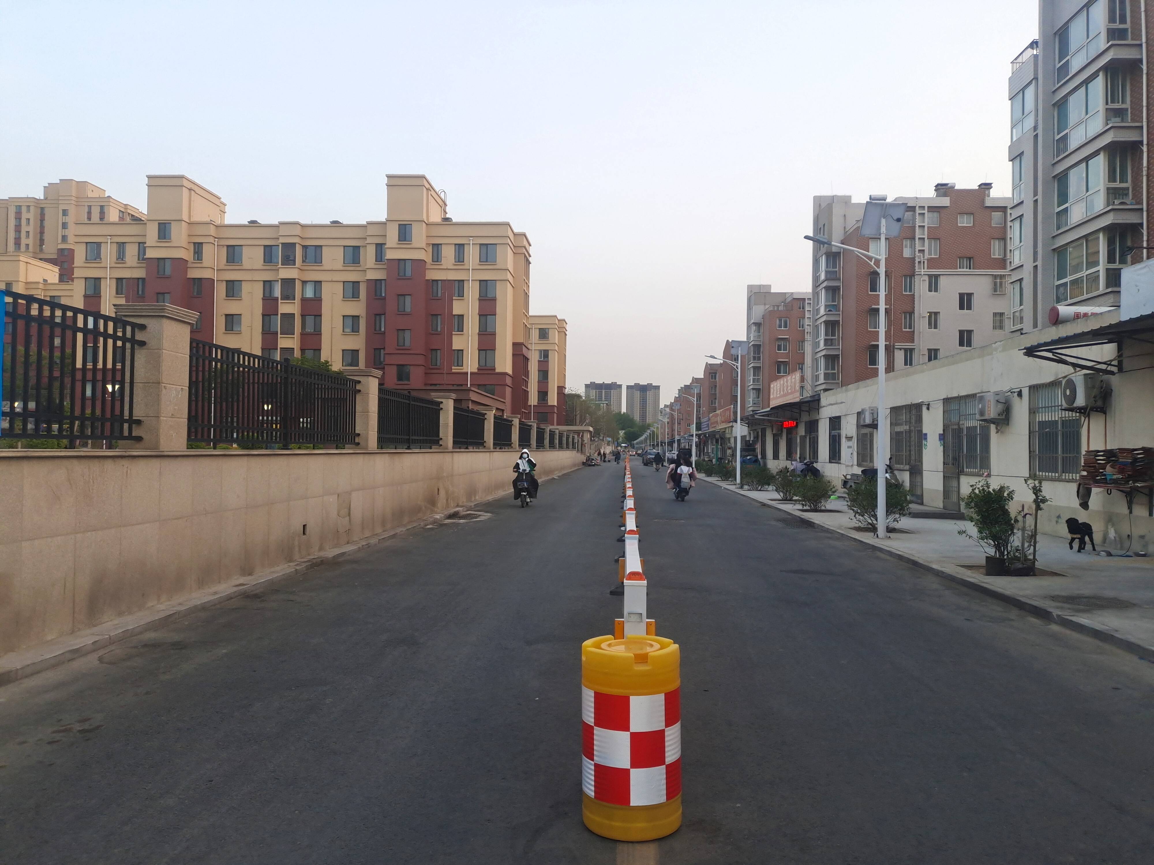 淄博张店体育场街道听民声解民忧安装护栏暖人心