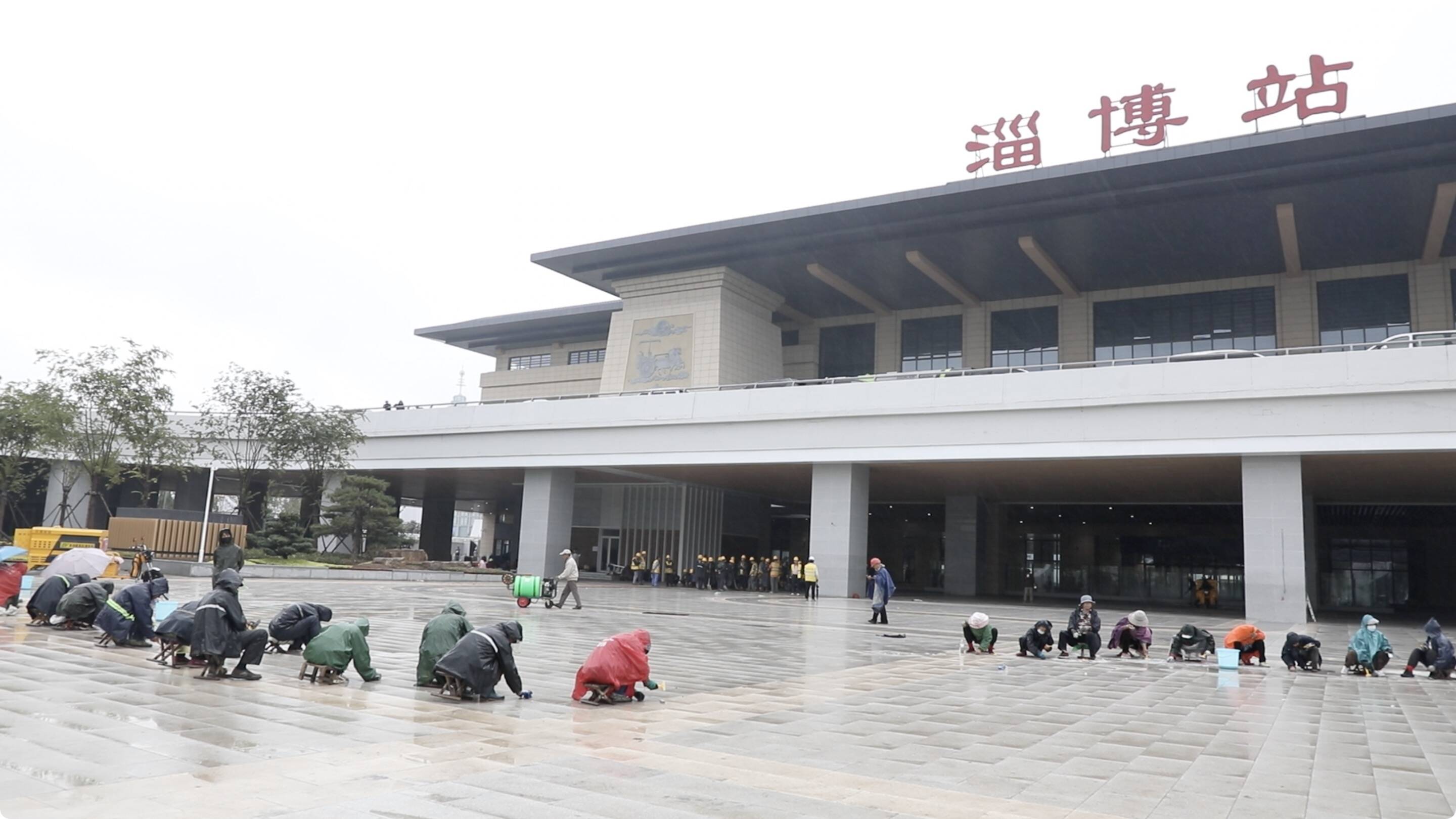 闪电号>媒体>张店融媒>淄博站南站房作为张店城市窗口之一,保洁作业的