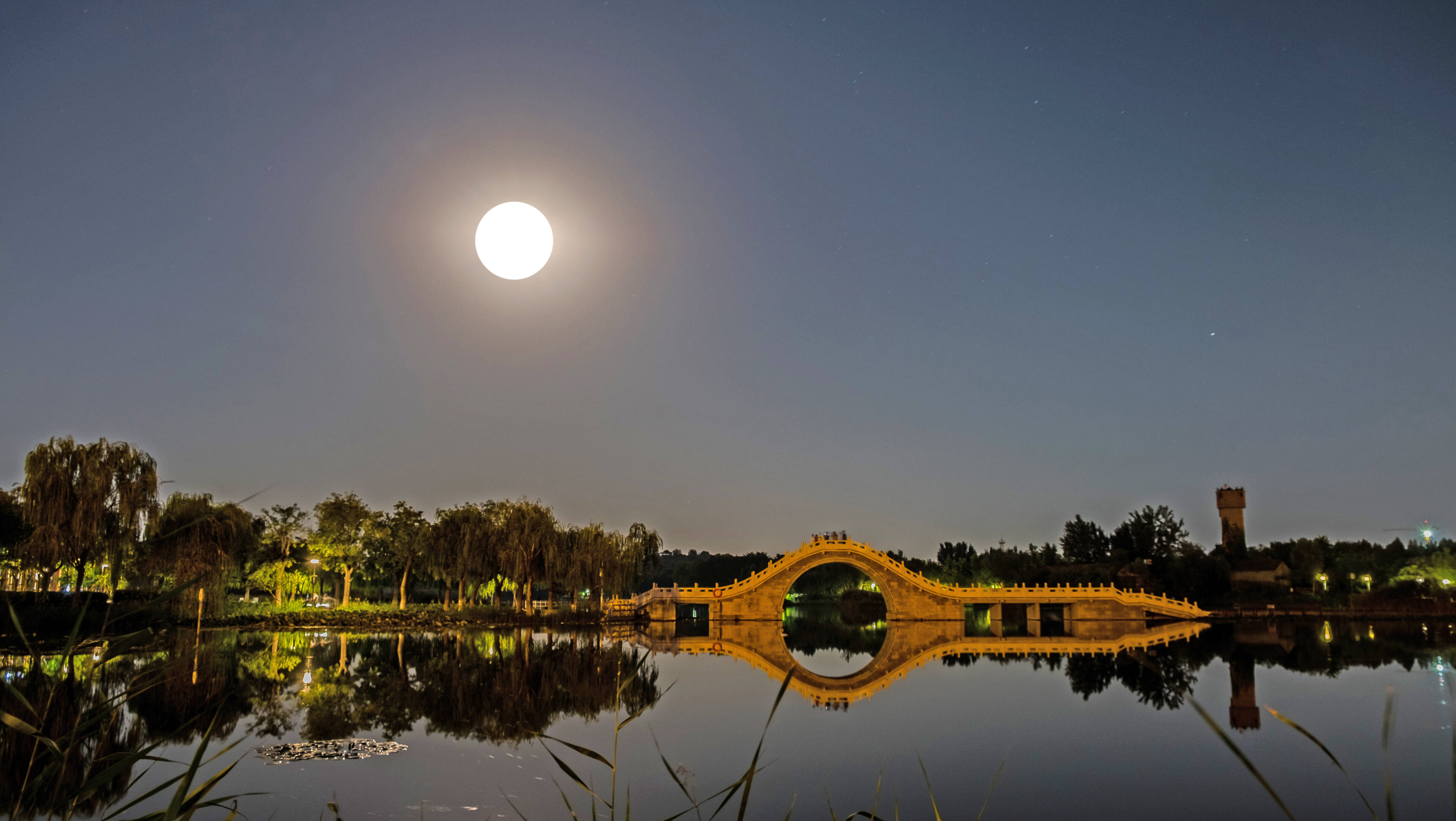 中秋赏月正当时红莲湖美景恰相逢