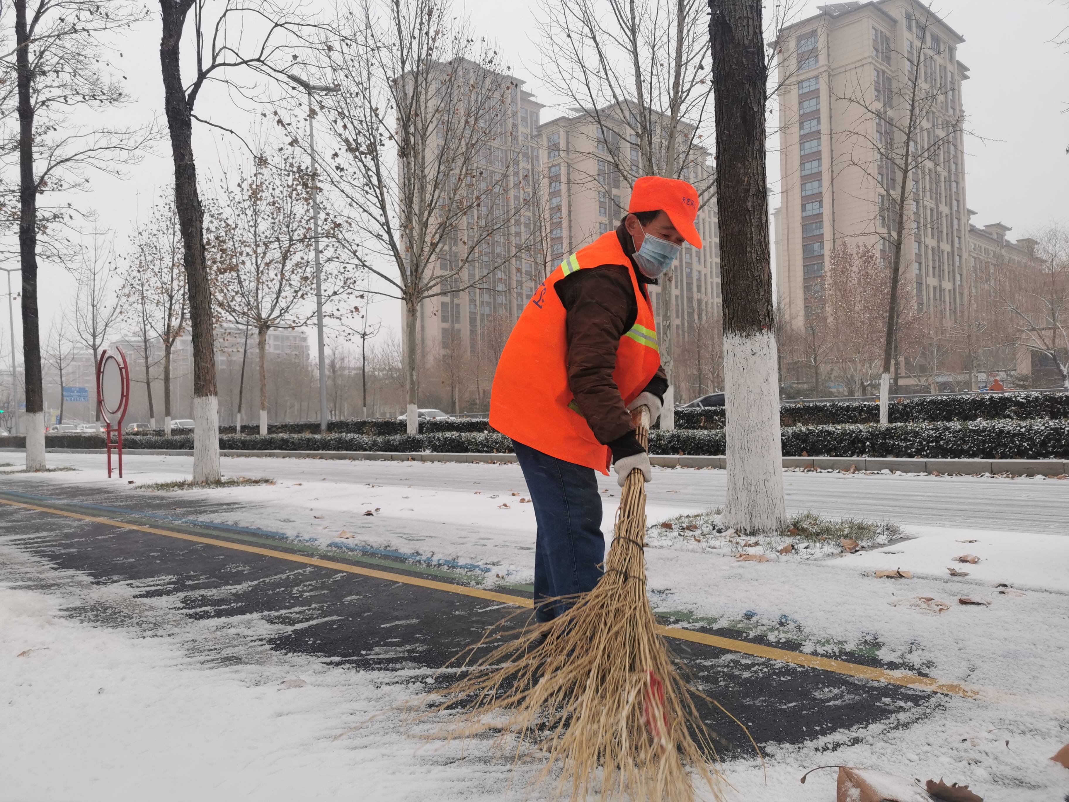 环卫工人扫雪背影图片