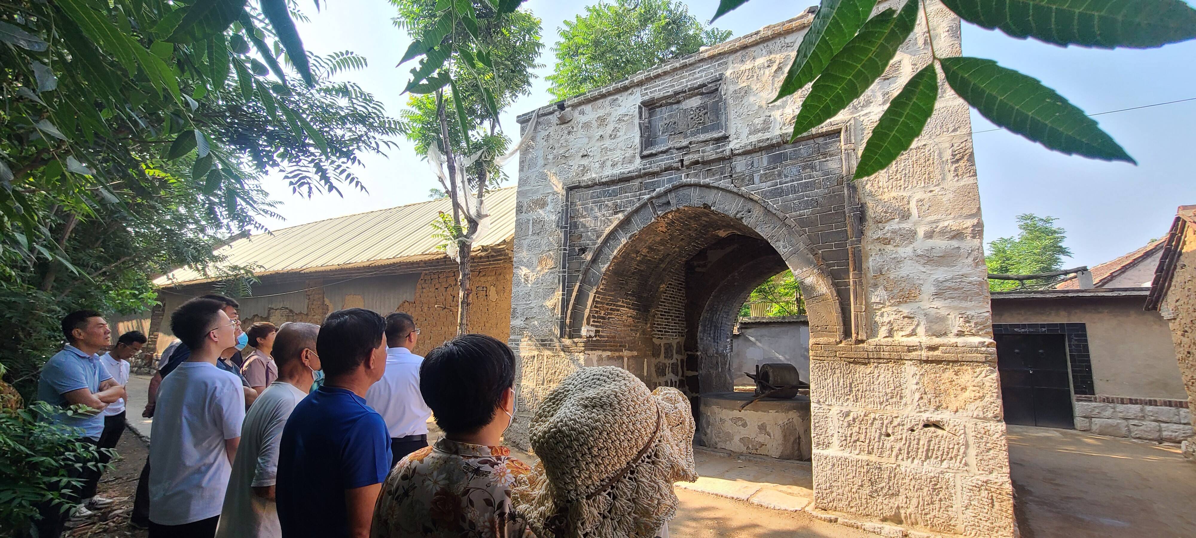 淄博市淄川区寨里镇邹家村举办陈桾故里仁义邹家重修围子门碑记研讨会