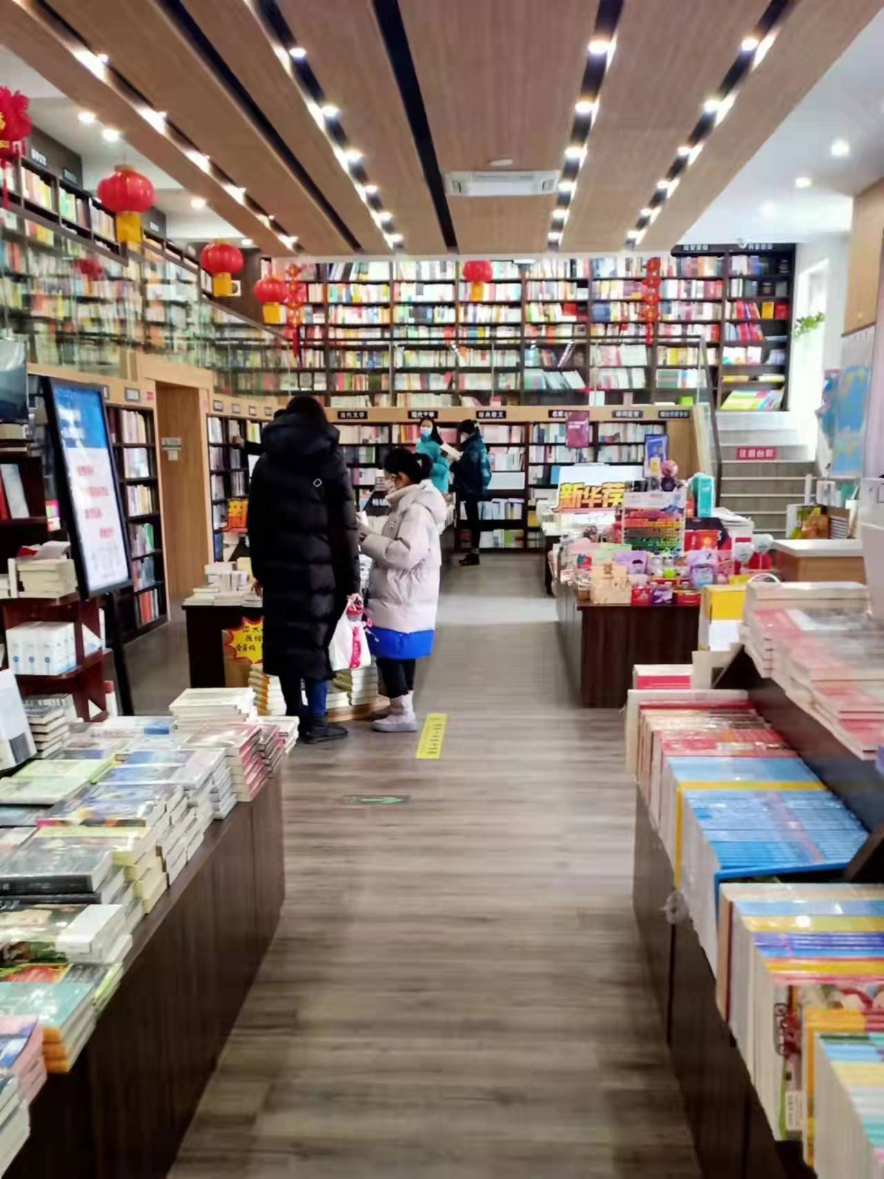 烟台牟平新华书店里忙充电书卷飘香过新年