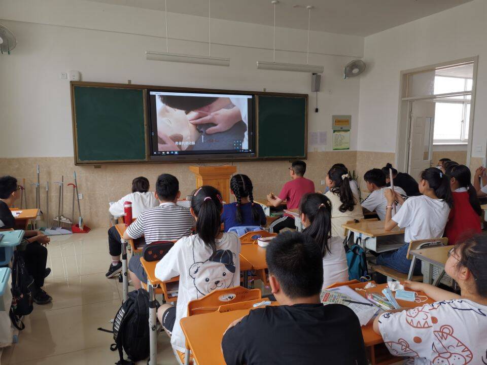 煙臺永銘中學師生學習心肺復甦術