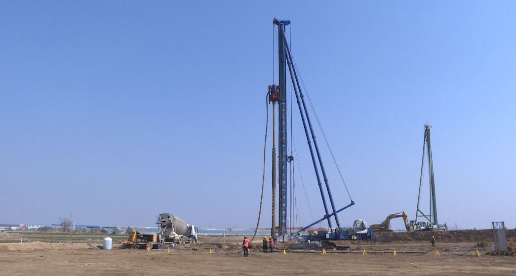 交通1 在打螺纹桩.jpg