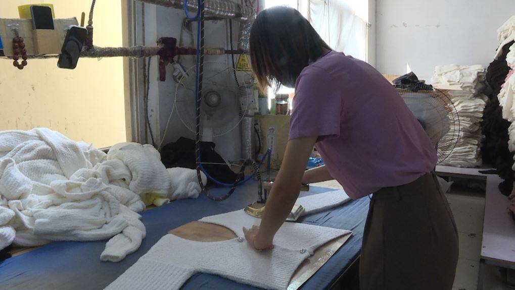 【高温下的坚守】毛衫熨烫工:一把熨斗战夏日