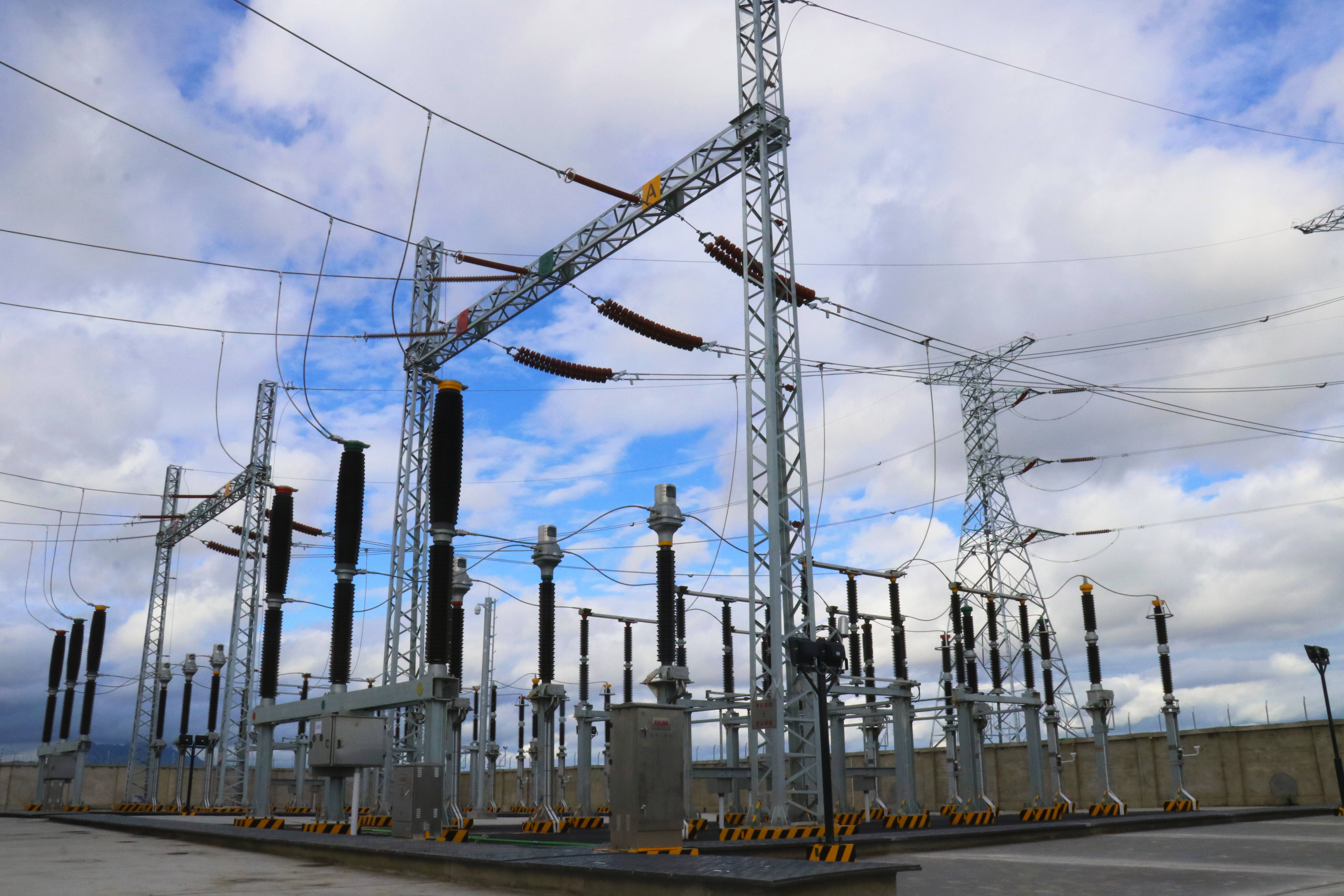 莱荣高铁全线首座牵引变电所一次受电成功
