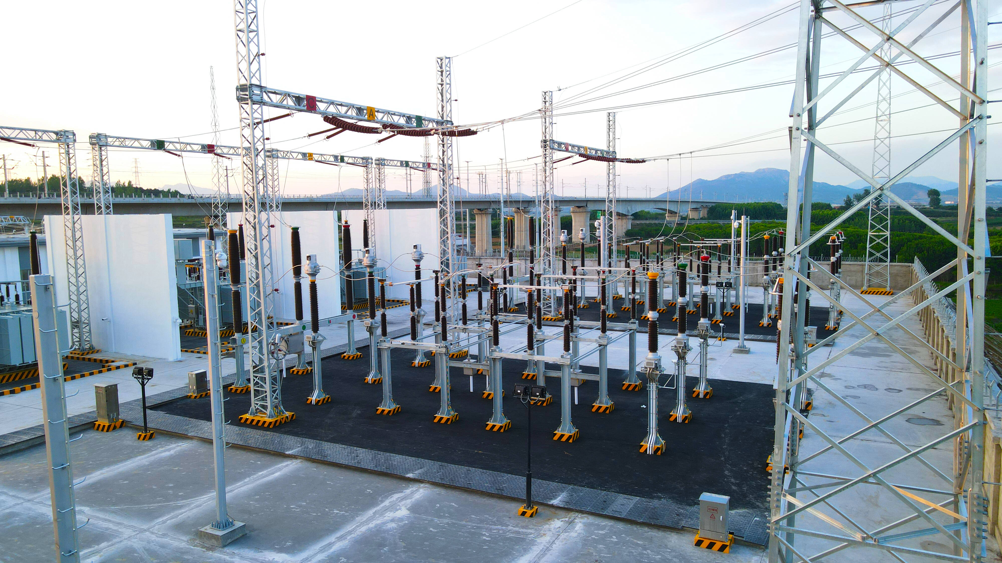 莱荣高铁全线首座牵引变电所一次受电成功