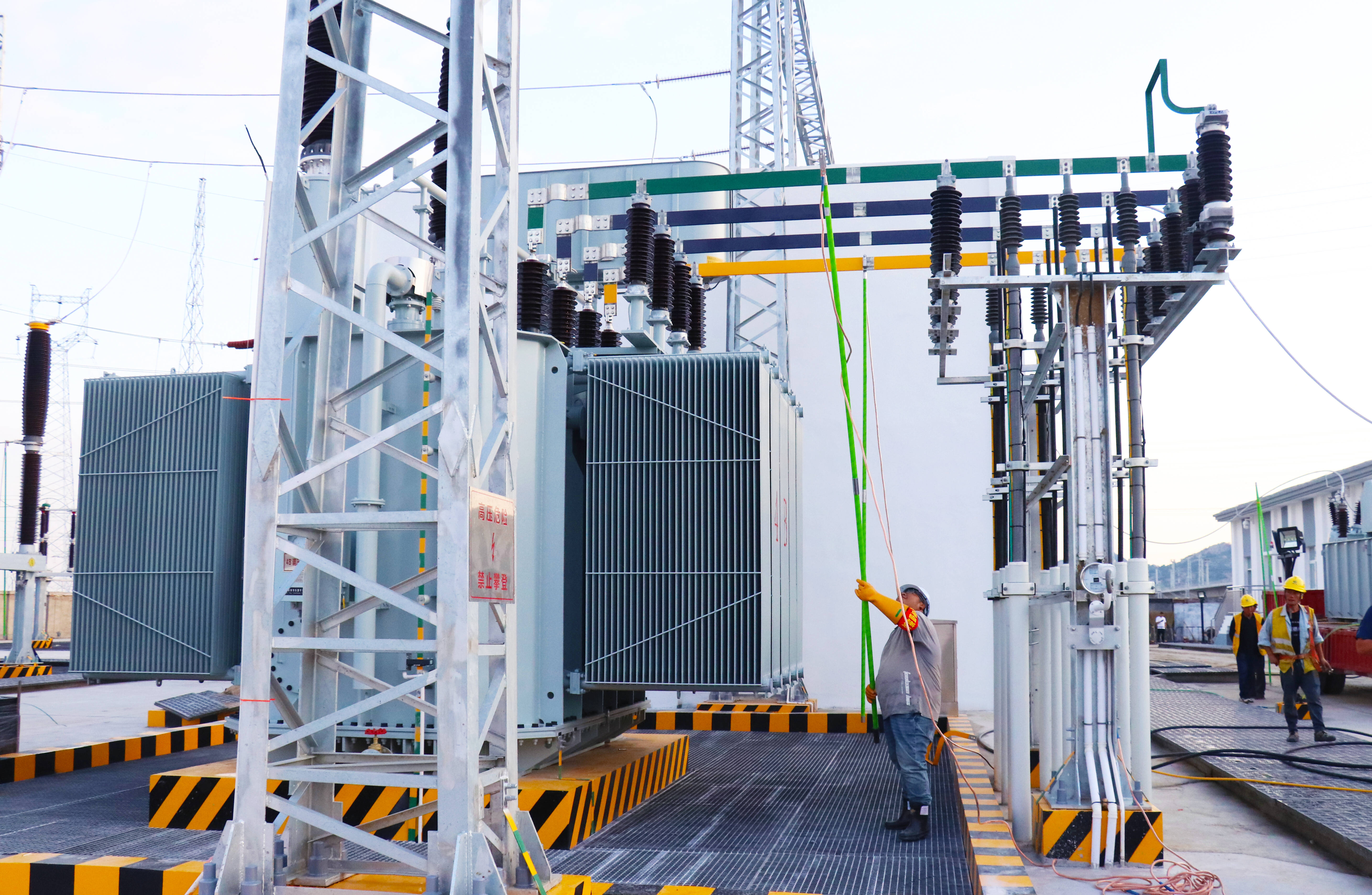 莱荣高铁全线首座牵引变电所一次受电成功