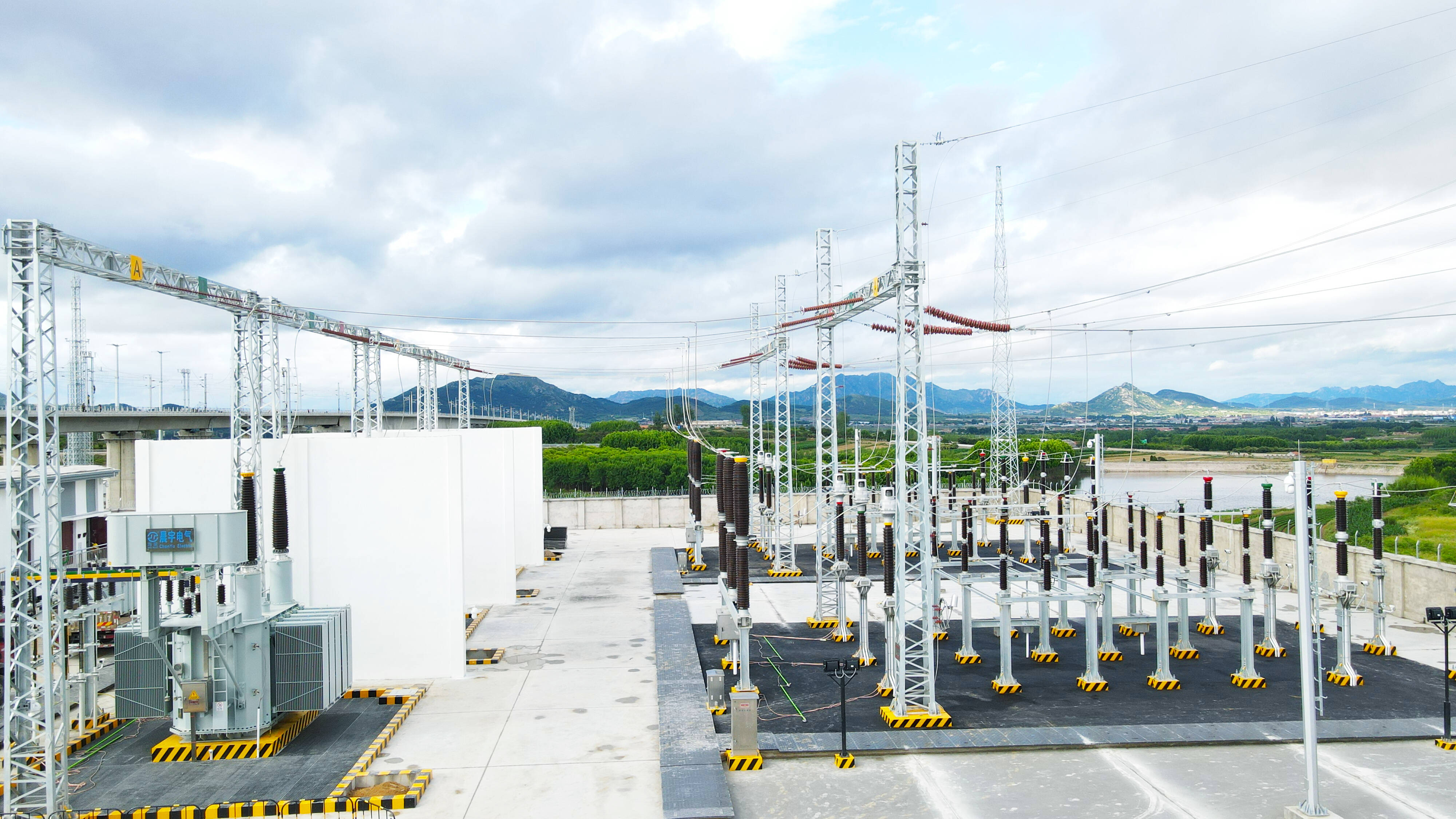莱荣高铁全线首座牵引变电所一次受电成功