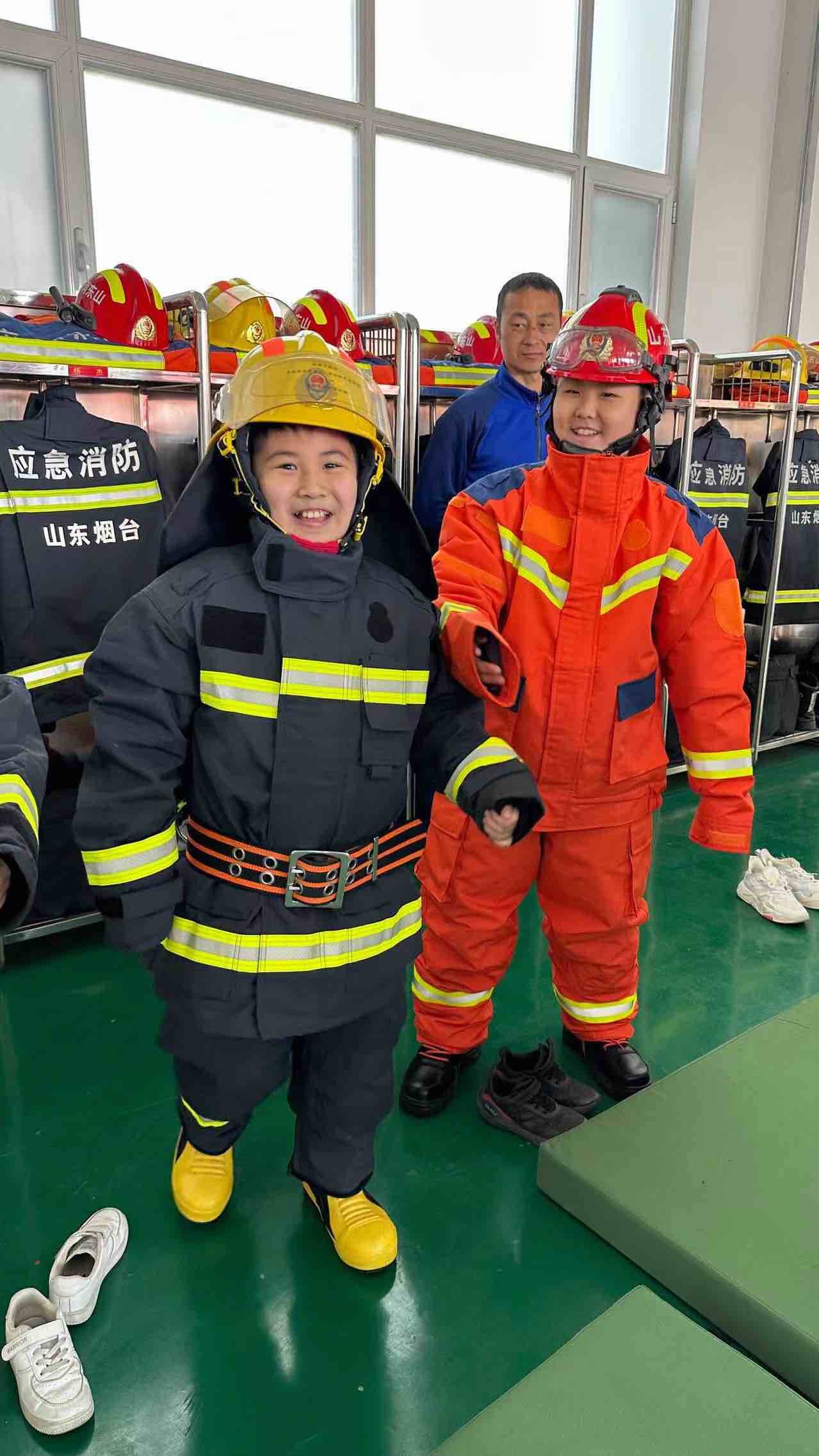 烟台市蓬莱区海市实验小学师生走进消防大队参观学习