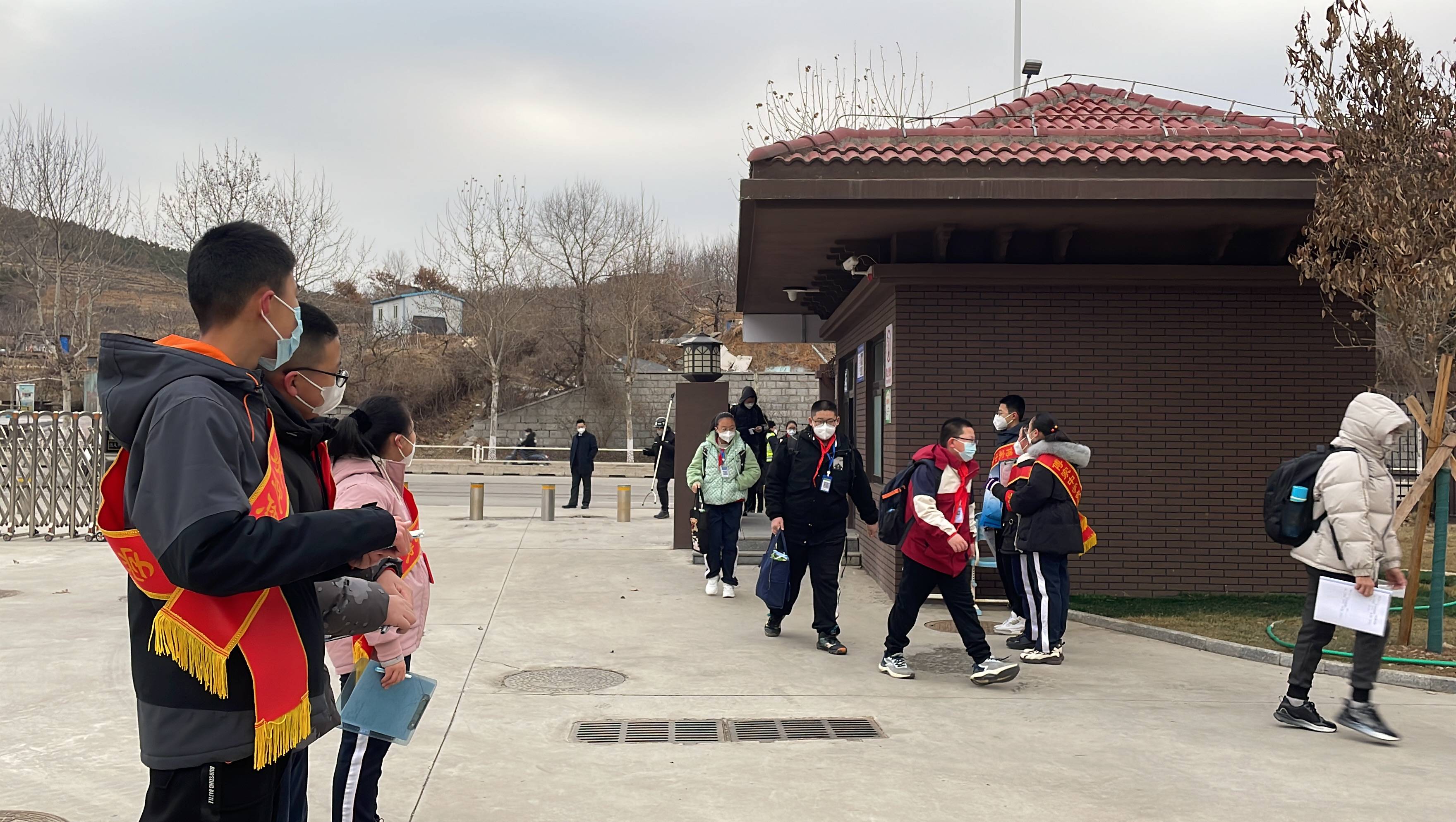 早上7点10分,在傅家中学门口,学生们陆续来到久违的校园,沐浴着春的
