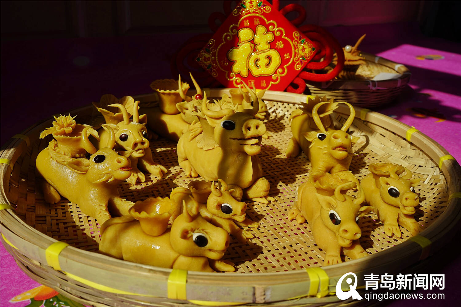 使其柔韧筋道,之后塑型,风干,上色,上釉,最后在灯盏内插上一根当地山