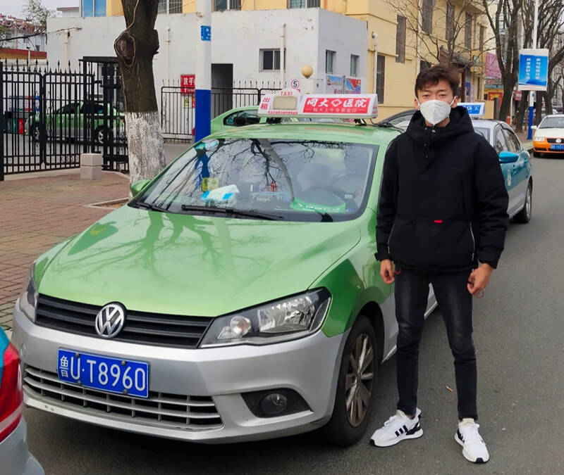 山东莱西出租车志愿转运车队穿梭疫线的摆渡人