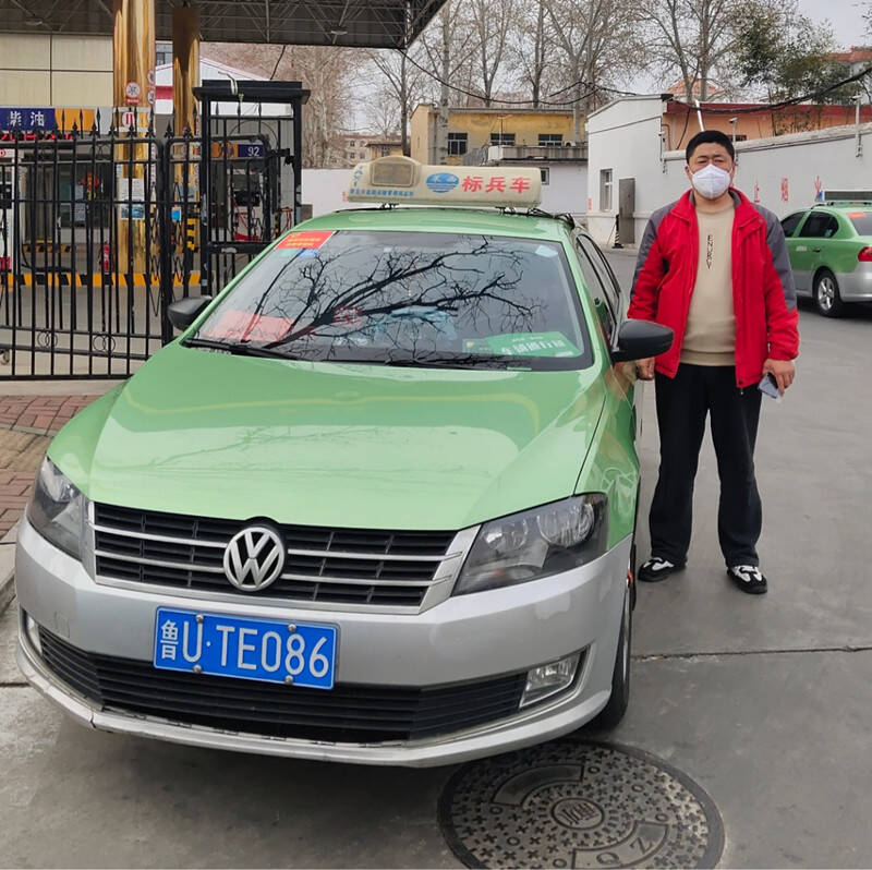山东莱西出租车志愿转运车队穿梭疫线的摆渡人