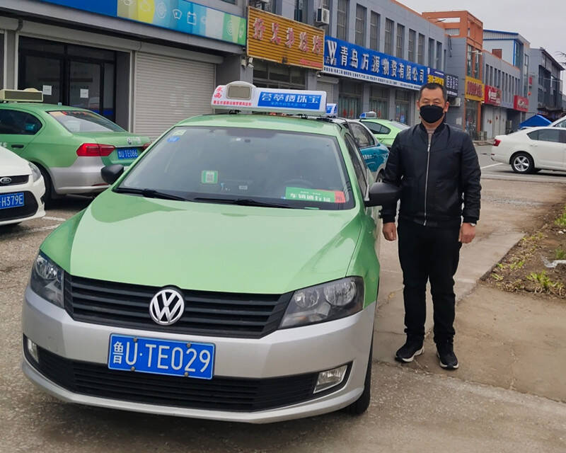 山东莱西出租车志愿转运车队穿梭疫线的摆渡人