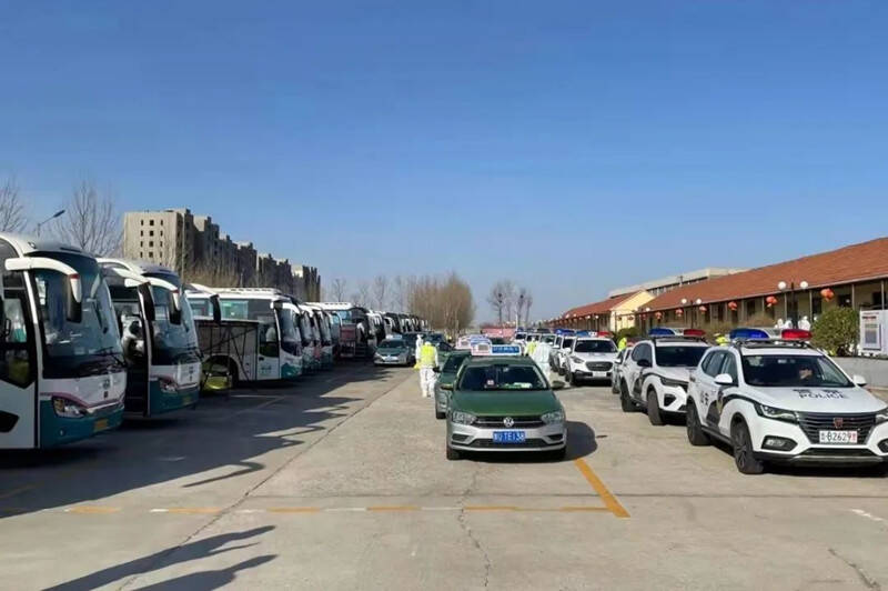 山东莱西出租车志愿转运车队穿梭疫线的摆渡人