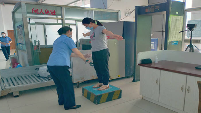 威海文登火车站安检查危工作不放松确保暑运期间旅客出行安全