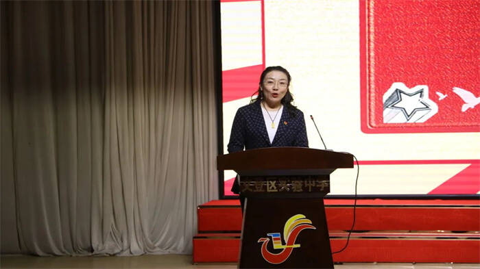 威海市文登区实验中学开展"学身边榜样 扬雷锋精神 做四有教师"活动