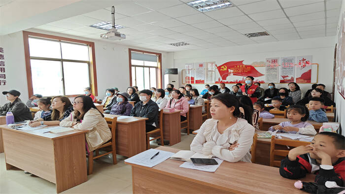 威海市文登區龍山街道大觀園社區舉辦家庭教育講座活動