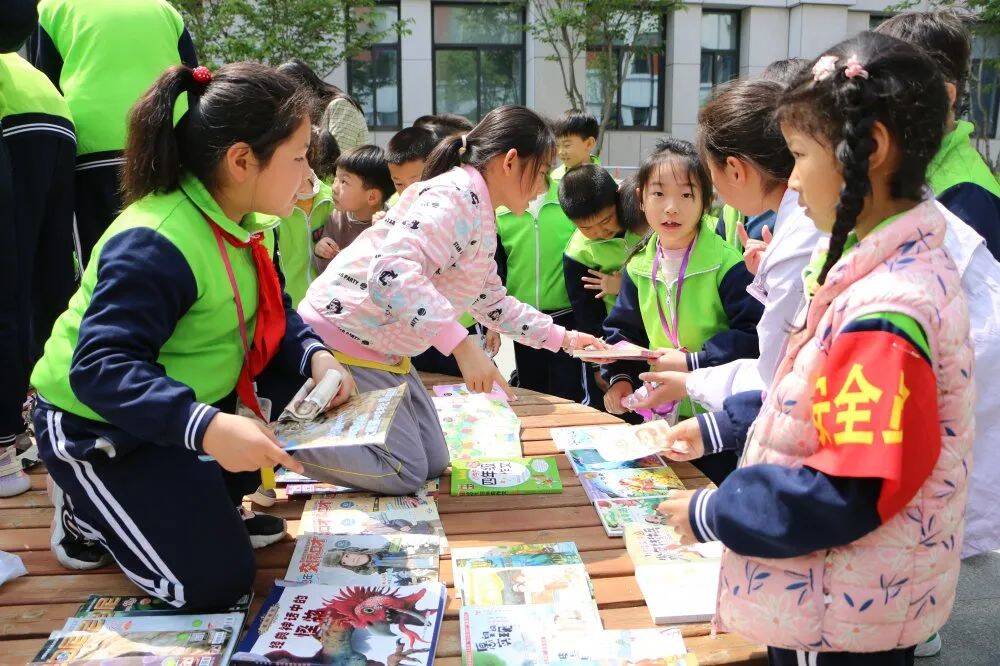 榮成市實驗小學舉辦愛心義賣活動培養學生奉獻精神