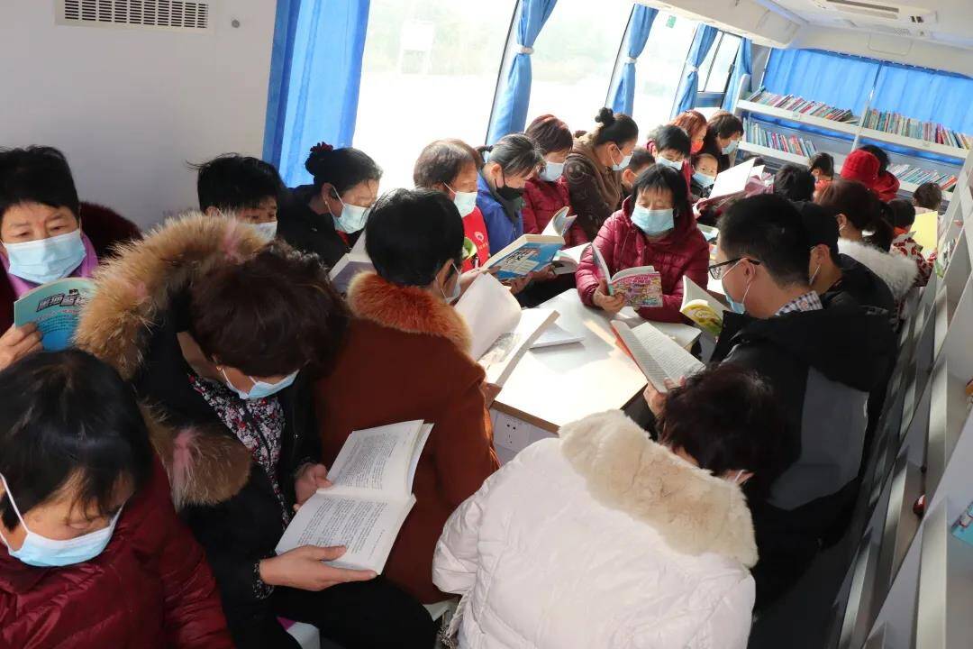 村开展"流动图书"下乡惠民活动,让群众充分享受到文化发展带来的成果
