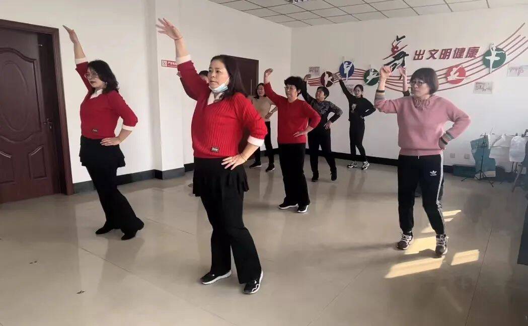 荣成市城西街道 广场舞点亮群众幸福 夜 生活