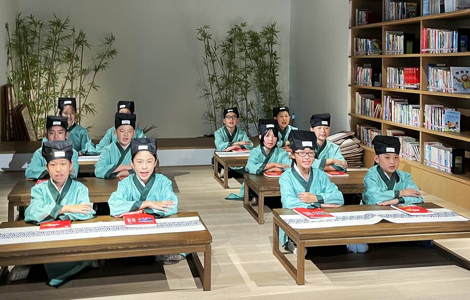 威海荣成市荣成国学小名士经典诵读打卡来到乡村复兴少年宫