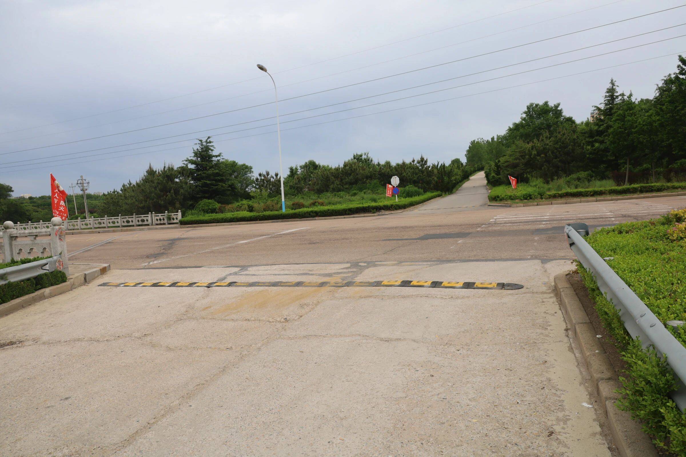 荣成市寻山街道整修减速带守护安全线