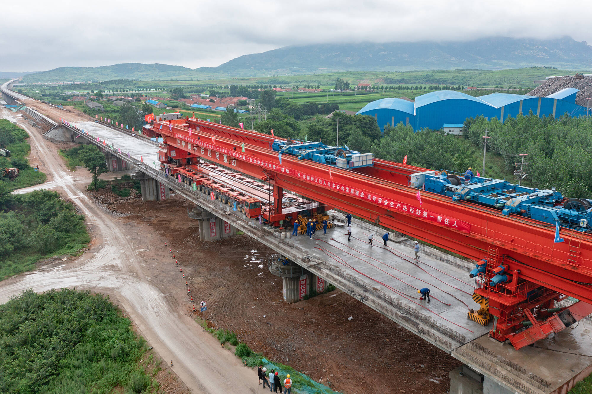 莱荣高铁乳山西制梁场圆满完成架梁任务