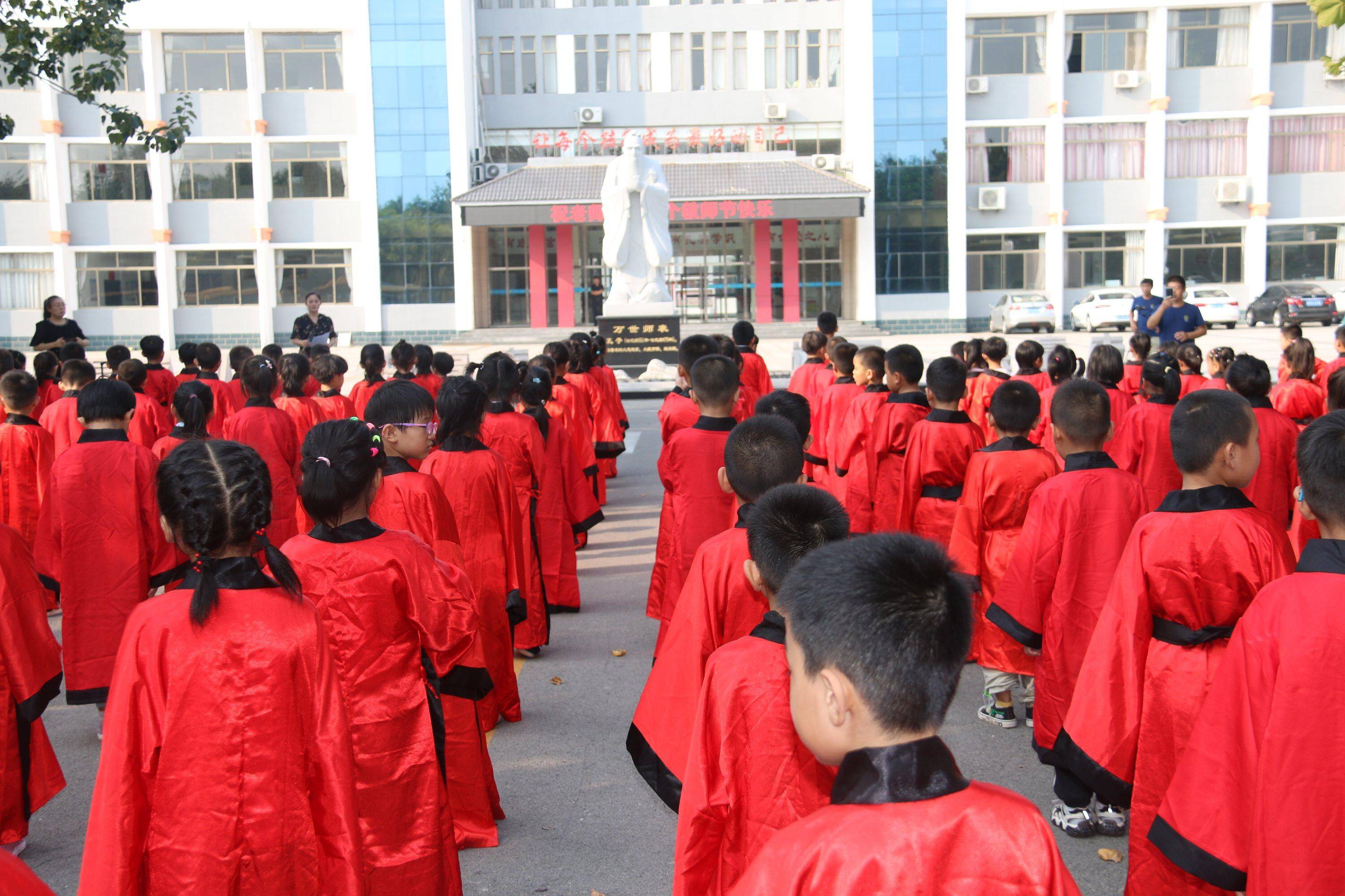滨州市滨城区北城受田小学举行新生入学拜师礼