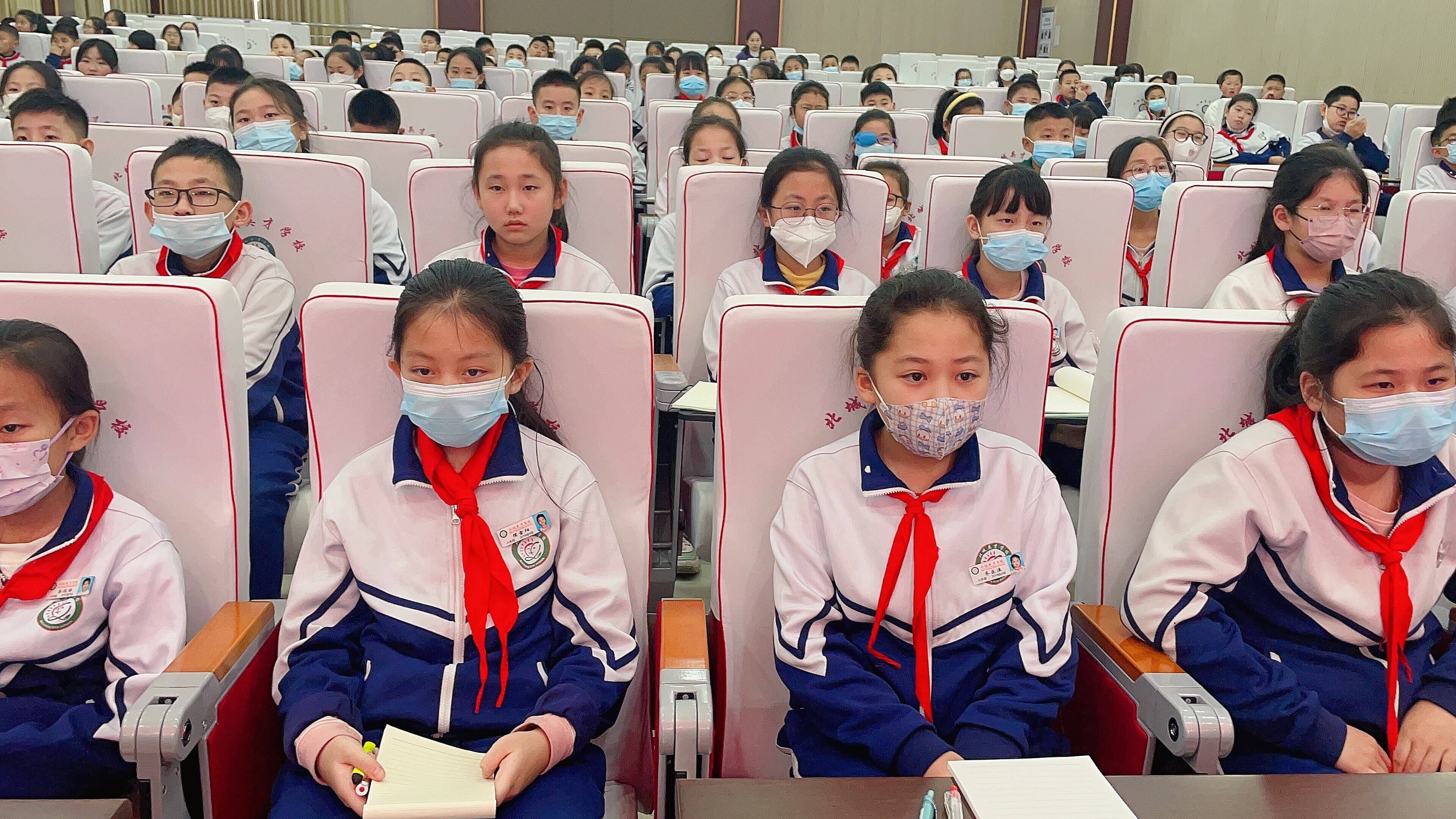 自然博物馆研究员李建军教授到北城中学为200余名小学生普及科普知识