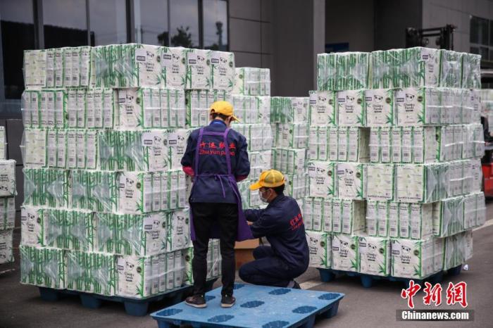 資料圖：2020年4月，貴州竹運(yùn)紙業(yè)有限公司的工人在整理即將出口的衛(wèi)生紙。<a target='_blank' >中新社</a>記者 瞿宏倫 攝