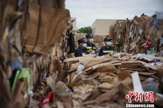 資料圖：上海外高橋港區(qū)海關(guān)退運(yùn)廢紙板。 趙方逍 攝