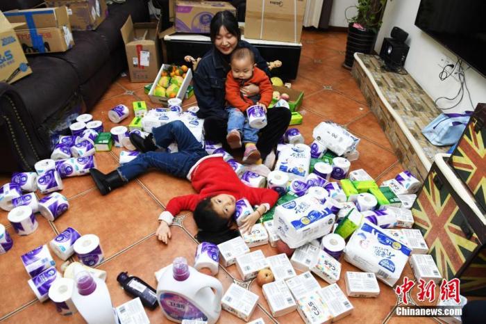 資料圖：某二胎媽媽“雙十一”囤積的生活用品。 <a target='_blank' >中新社</a>記者 陳超 攝
