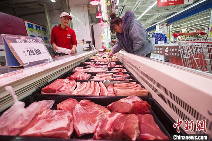 资料图：消费者在一家超市选购猪肉。 <a target='_blank' href='http://www.chinanews.com/'>中新社</a>记者 张云 摄
