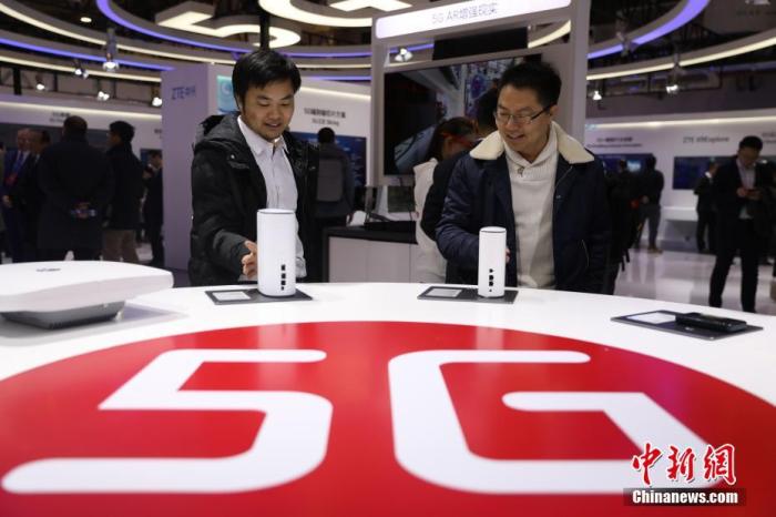 11月21日，首届世界5G大会在北京举行。图为参观者在近距离观看5G室内路由器。<a target='_blank' href='http://www.chinanews.com/'>中新社</a>记者 蒋启明 摄